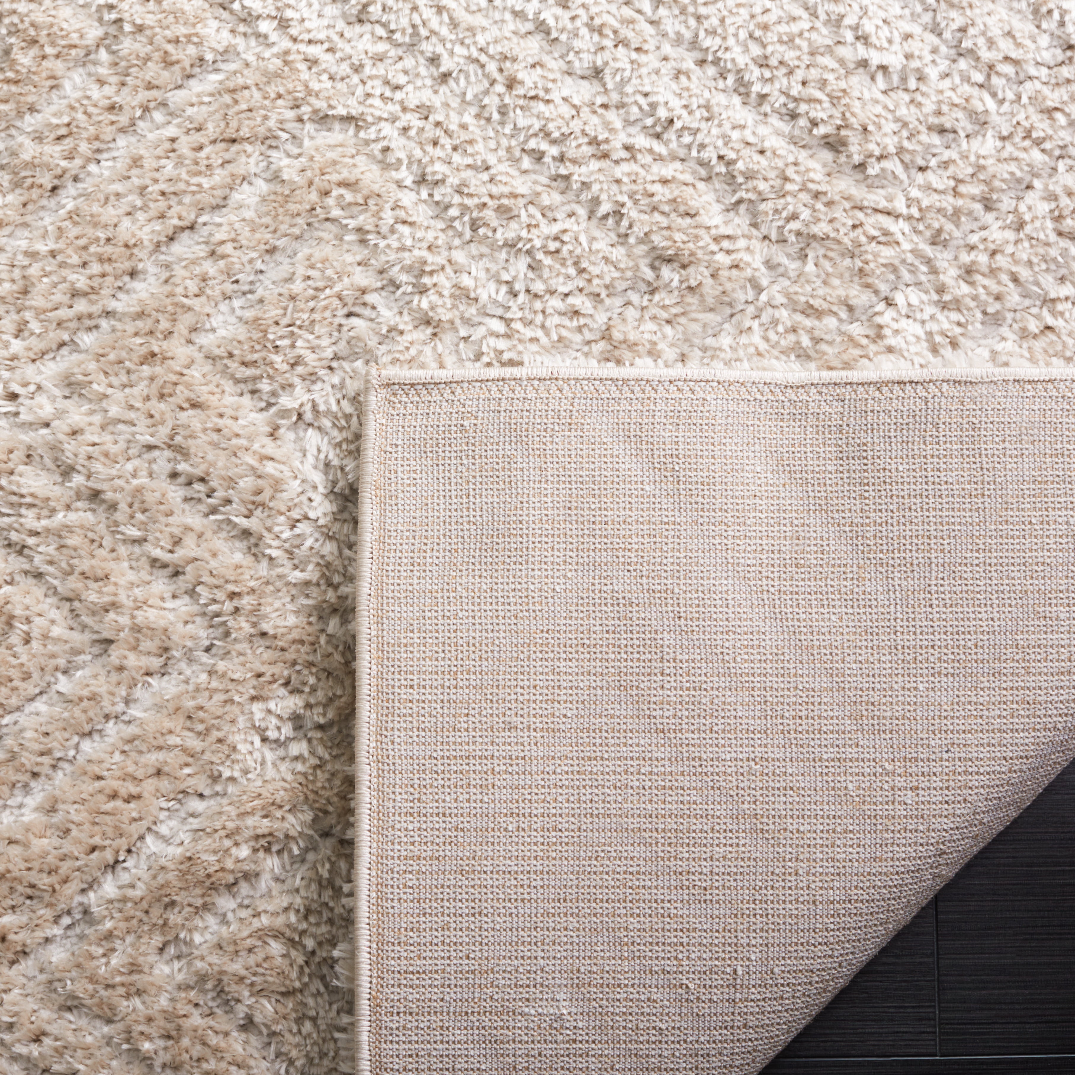 SAFAVIEH Tahoe Ainsley Geometric Shag Area Rug, Beige, 4' x 6'