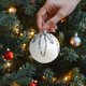 thumbnail image 4 of Fiudx Bolas de Espuma Navideñas Blancas de 8 Cm, Adornos Colgantes Ligeros, Aspecto Brillante, Ideales para Árbol de Navidad y Chimenea, Ambiente Festivo Acogedor, 1 Unidad., 4 of 6