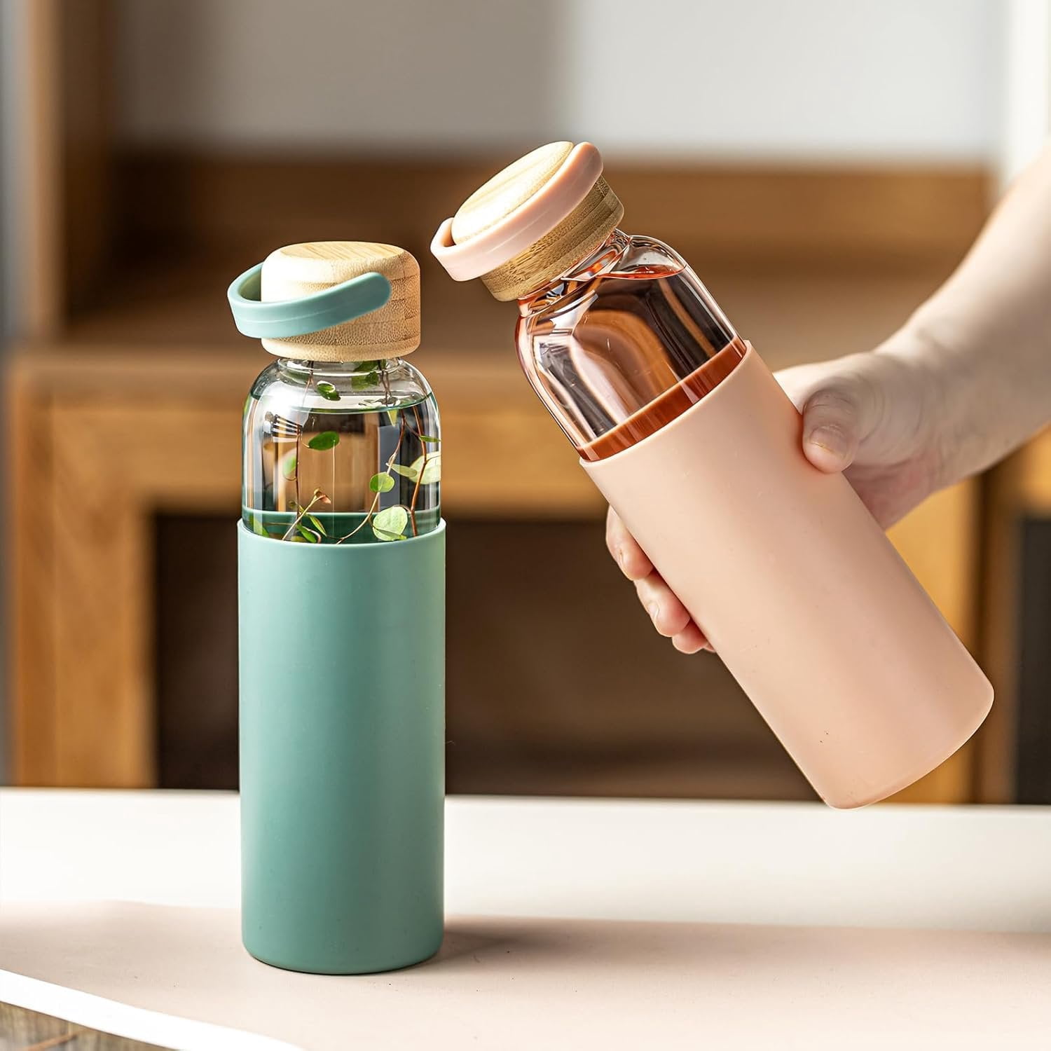 21oz Borosilicate Glass Water Bottles with  Non-Slip Sleeve & Leak-Proof Lid- Drink Bottle for Office,Travel,Gym,Hiking-,Ideal  for , &Fitness (Black)
