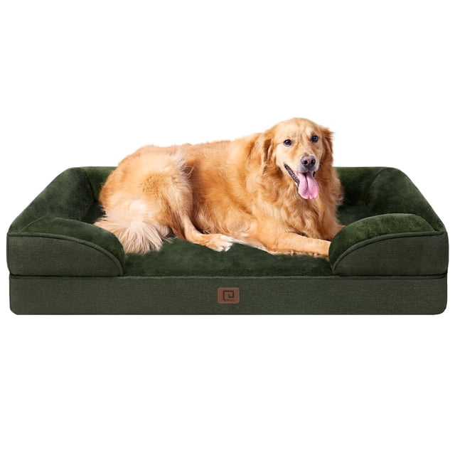 cama ortopédica para perros eheyciga, impermeable, espuma viscoelástica xl, verde oscuro cama tipo sofá XL frontal con perro grande recostado. Silueta rectangular con respaldos acolchados en tres lados, superficie de forro polar verde oscuro, inserto de espuma viscoelástica con diseño de caja de huevos según especificaciones, base antideslizante y funda extraíble lavable con cierre; adecuada para soporte ortopédico y descanso de perros grandes.