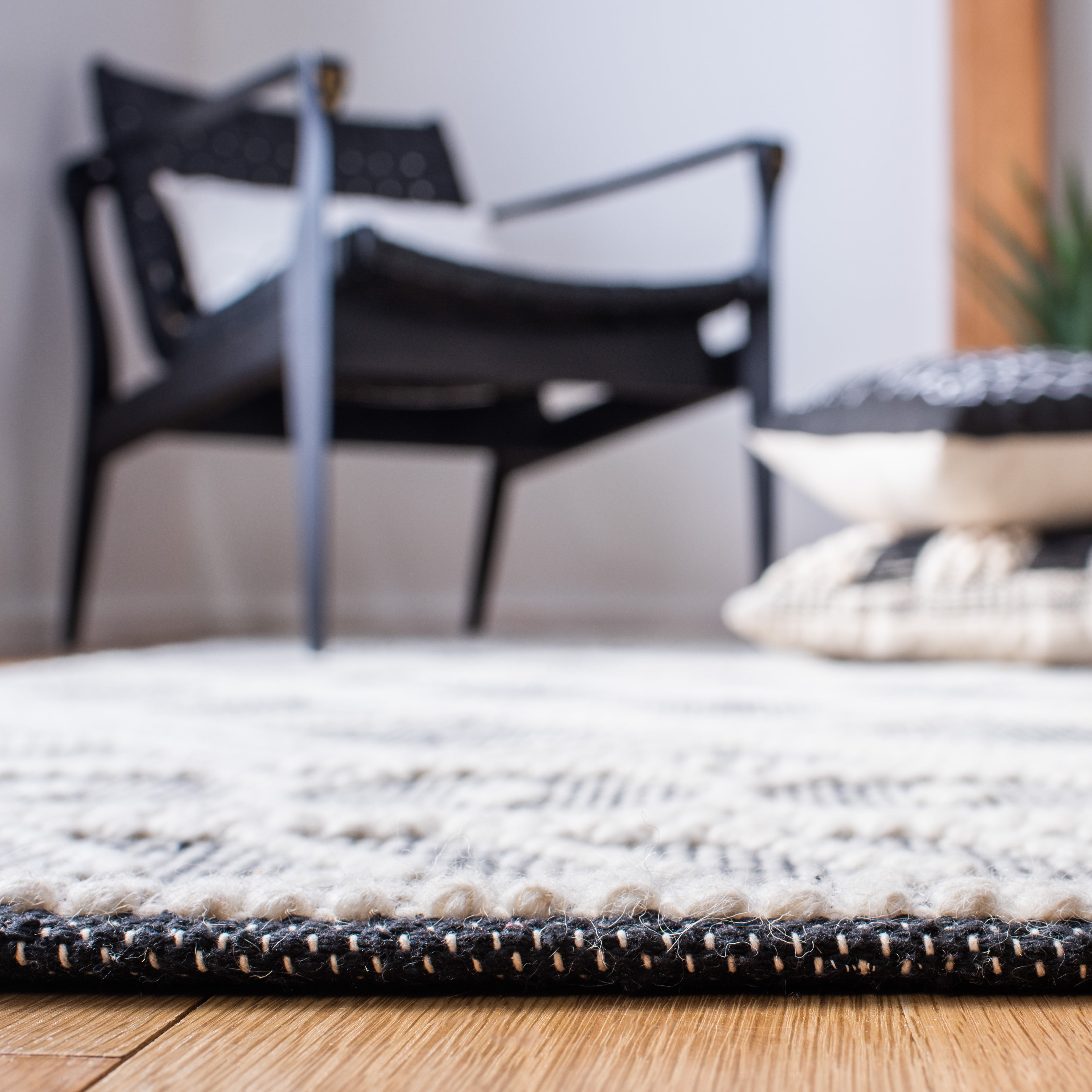 SAFAVIEH Natura Calleigh Geometric Area Rug, Ivory/Black, 5' x 8'
