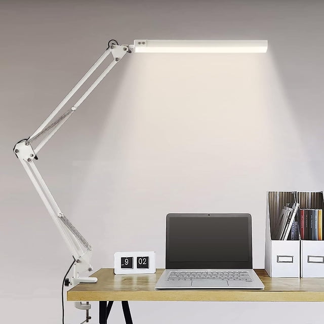 lámpara de escritorio led, lámpara de mesa plegable con abrazadera, 10 niveles de brillo x 3 modos de color, lámpara de mesa ajustable, protección para los ojos, adaptador ce de 5v/2a incluido - lámpara LED blanca con brazo articulado de tres ejes y clip metálico fijada al borde de un escritorio; cabezal alargado encendido en un modo de luz visible, cable y adaptador CE 5V/2A conectados, control táctil para ajustar brillo y memoria de modo, adecuada para lectura, estudio y proyectos de manualidades.