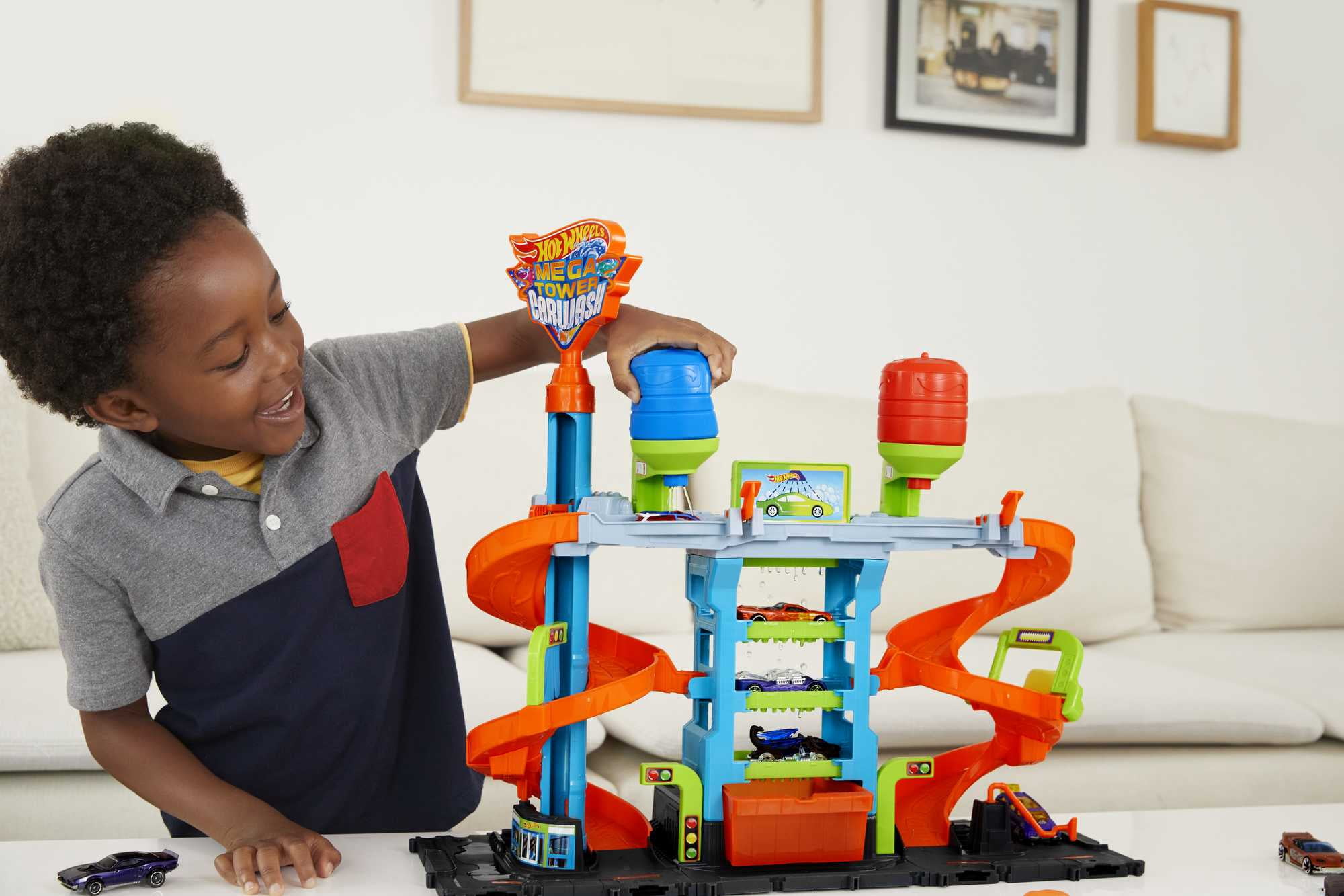 Hot Wheels City Mega Car Wash Playset with 1 Toy Color Shifters Car in 1:64 Scale, 7.01 in