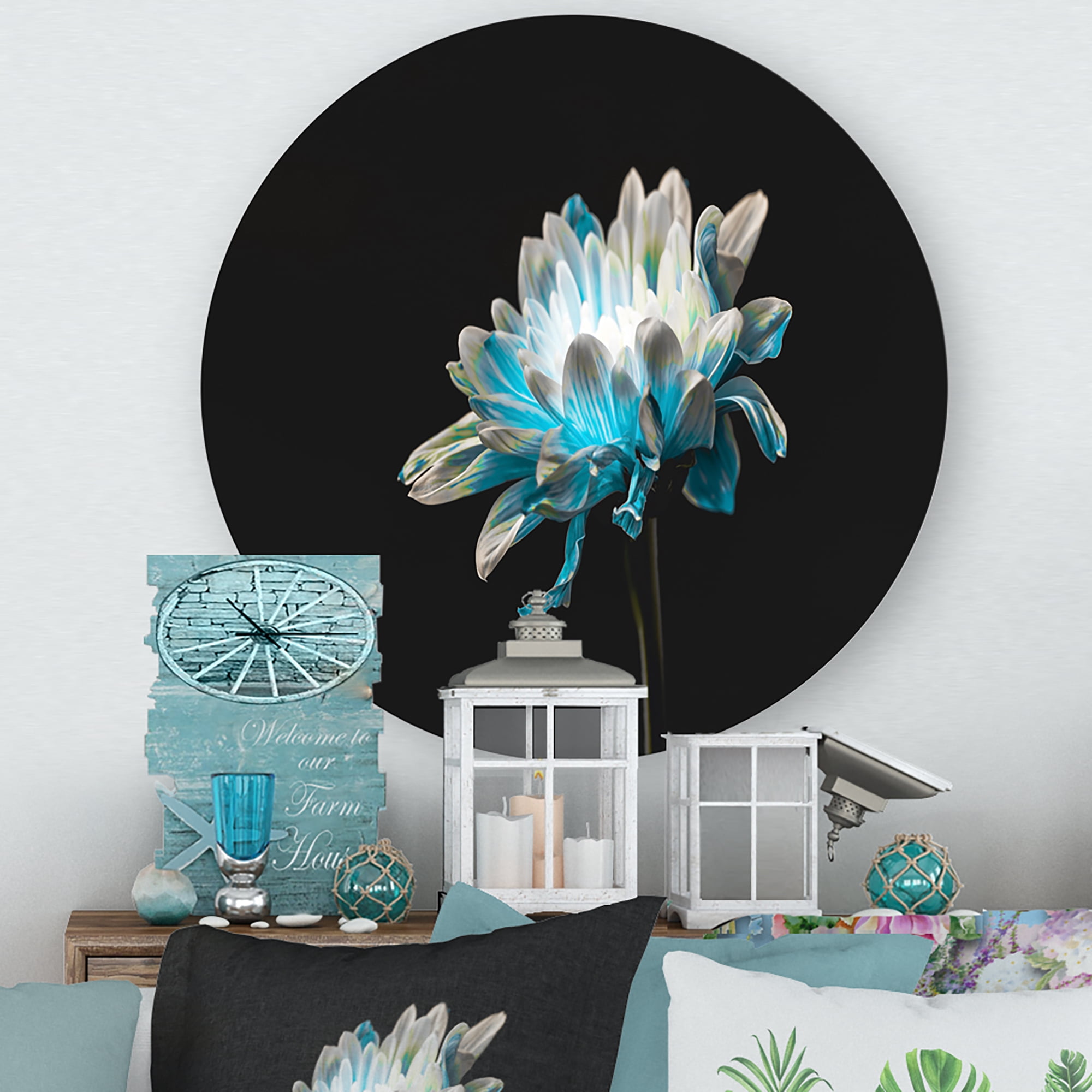 Designart 'Close Up Of White and Pure Blue Daisy Flower I' Traditional Circle Metal Wall Art 11x11 - Disc of 11