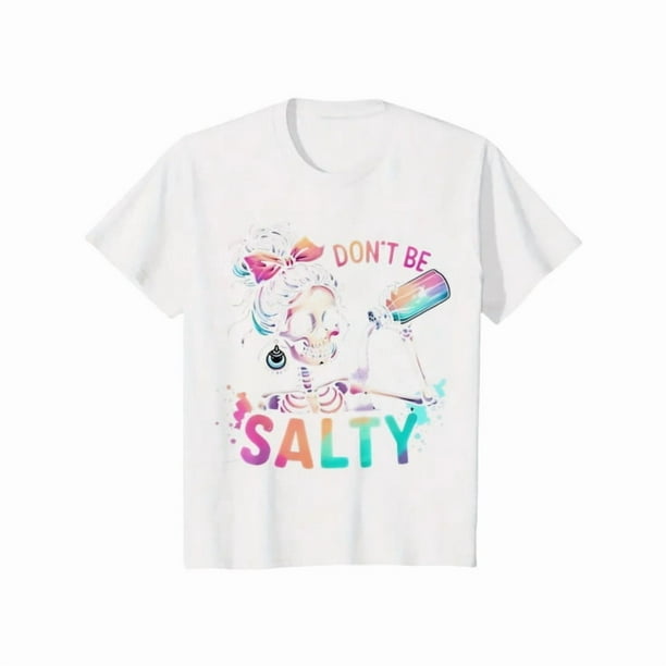 Camiseta inspirada en la mitología: "Las chicas serán chicas" con una poderosa figura similar a la de Medusa, que fusiona leyendas antiguas con un toque moderno.