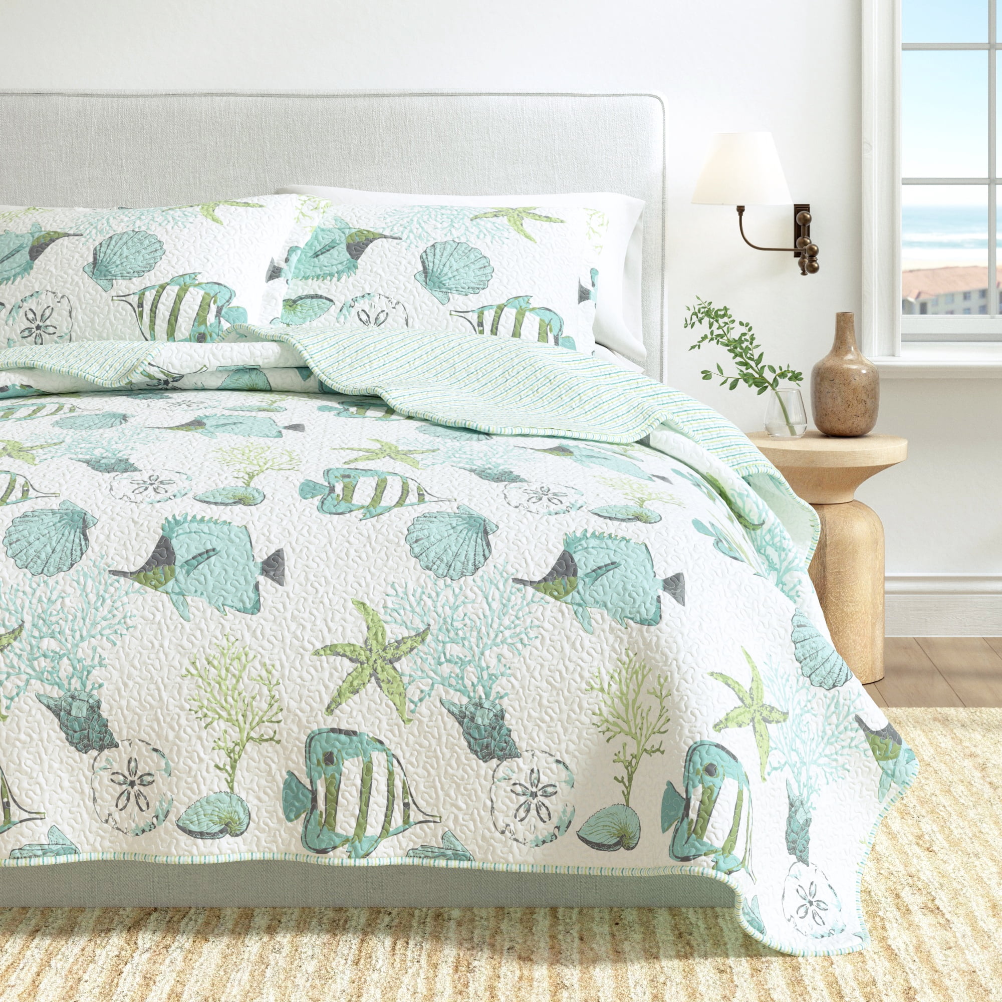 Coastal Quilt Set - Lightweight, Soft, All-Season - 3-Piece Reversible Bedding Set (King / California King, Fish & Coral)