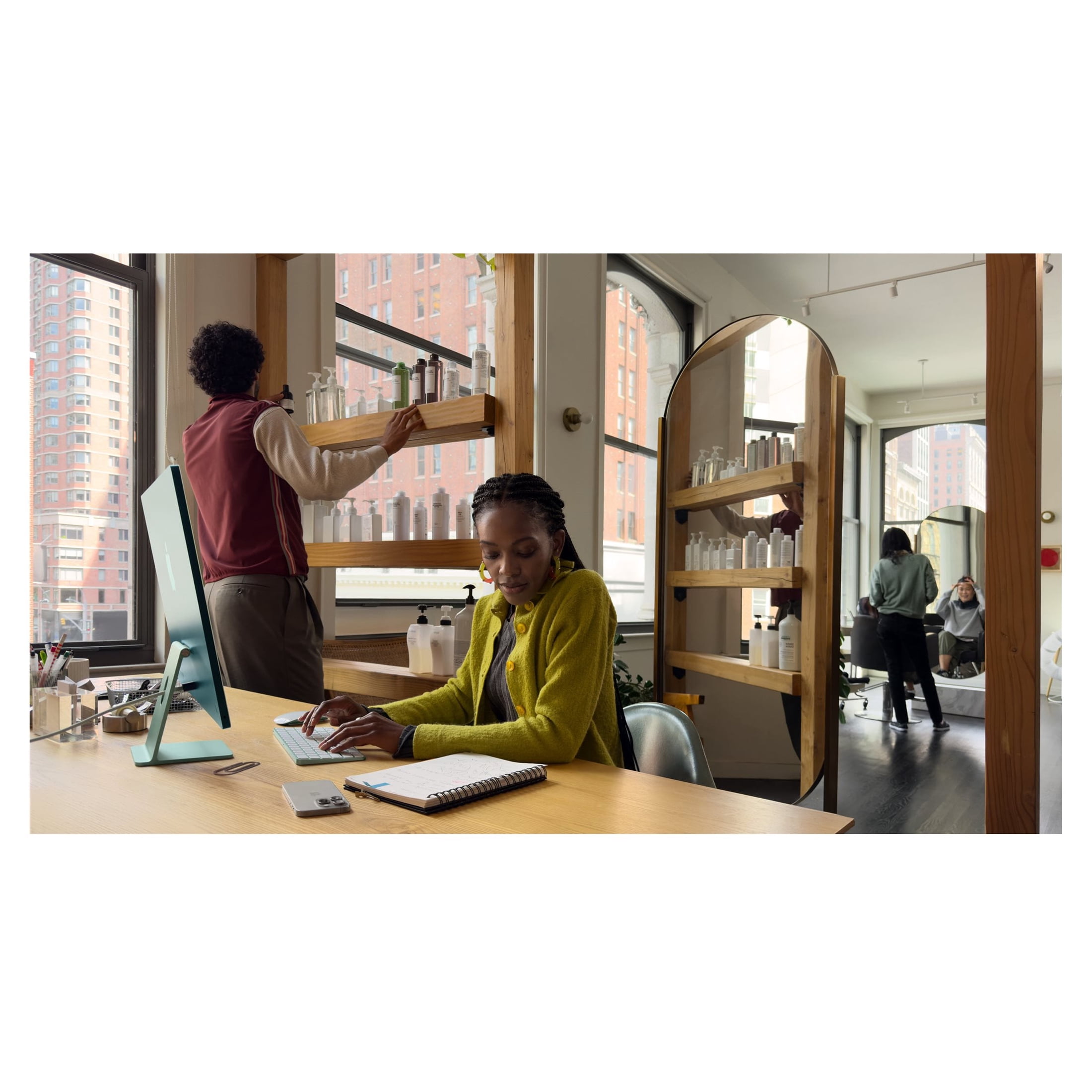 Apple iMac with 4.5K Retina display - All-in-one M1 - RAM 8 GB - SSD 512 GB - M1 8-core GPU - Gigabit Ethernet, IEEE 802.11ax (Wi-Fi 6) - macOS Monterey 12.0 - monitor: LED 24" 4480 x 2520 (4.5K) - keyboard: US - green