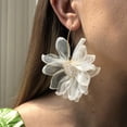 thumbnail image 3 of Pendientes grandes con forma de pétalo grande para mujer, aretes colgantes con flores grandes y gasa Flo, 3 of 5