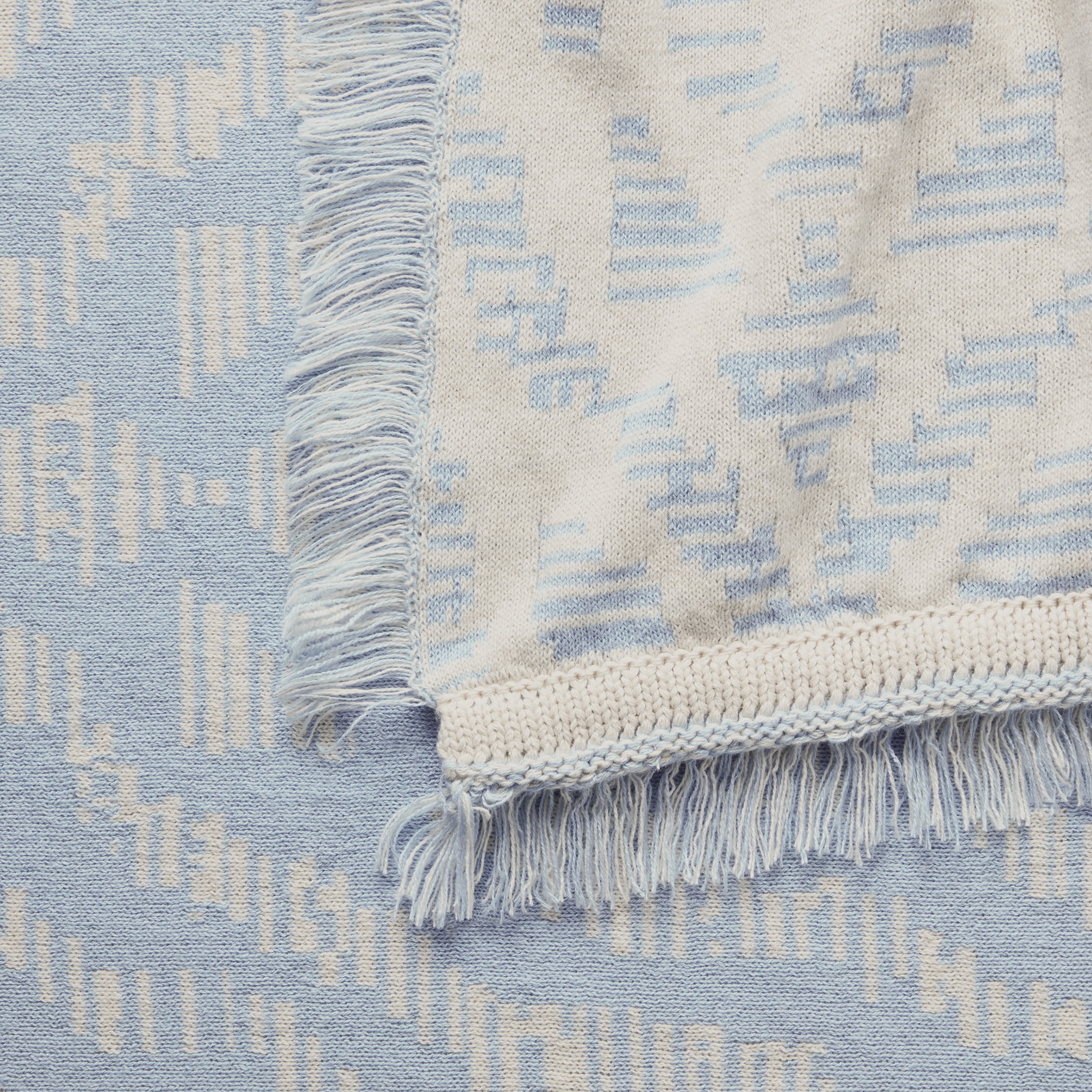 Mainstays Rustic Designs Placid Blue Savine Ikat Cotton Blend Jacquard Knit Tapestry Throw, 50" x 60(图4) Mainstays Rustic Designs Placid Blue Savine Ikat Cotton Blend Jacquard Knit Tapestry Throw, 50" x 60(图4)