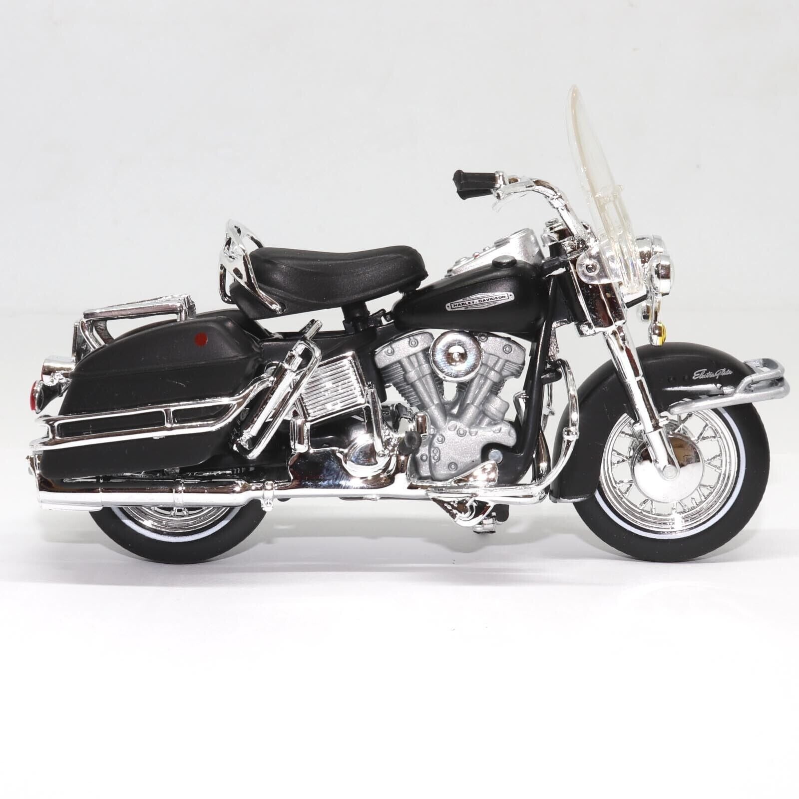 Harley-Davidson FLH Classic 1/16スケール Harley Davidson FLH Classic - Black - Tamiya 16037