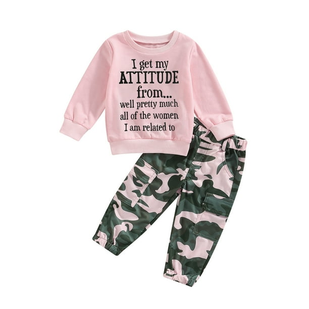 Conjunto de dos piezas para bebé niña: sudadera de manga larga con estampado de letras y pantalones elásticos con estampado de camuflaje.