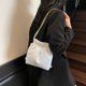 thumbnail image 4 of Mochila ligera de lujo de alta gama con plisado, sencilla, con cadena de diamantes, versátil, para mujer, nueva moda 2025, bolso bandolera, 4 of 5