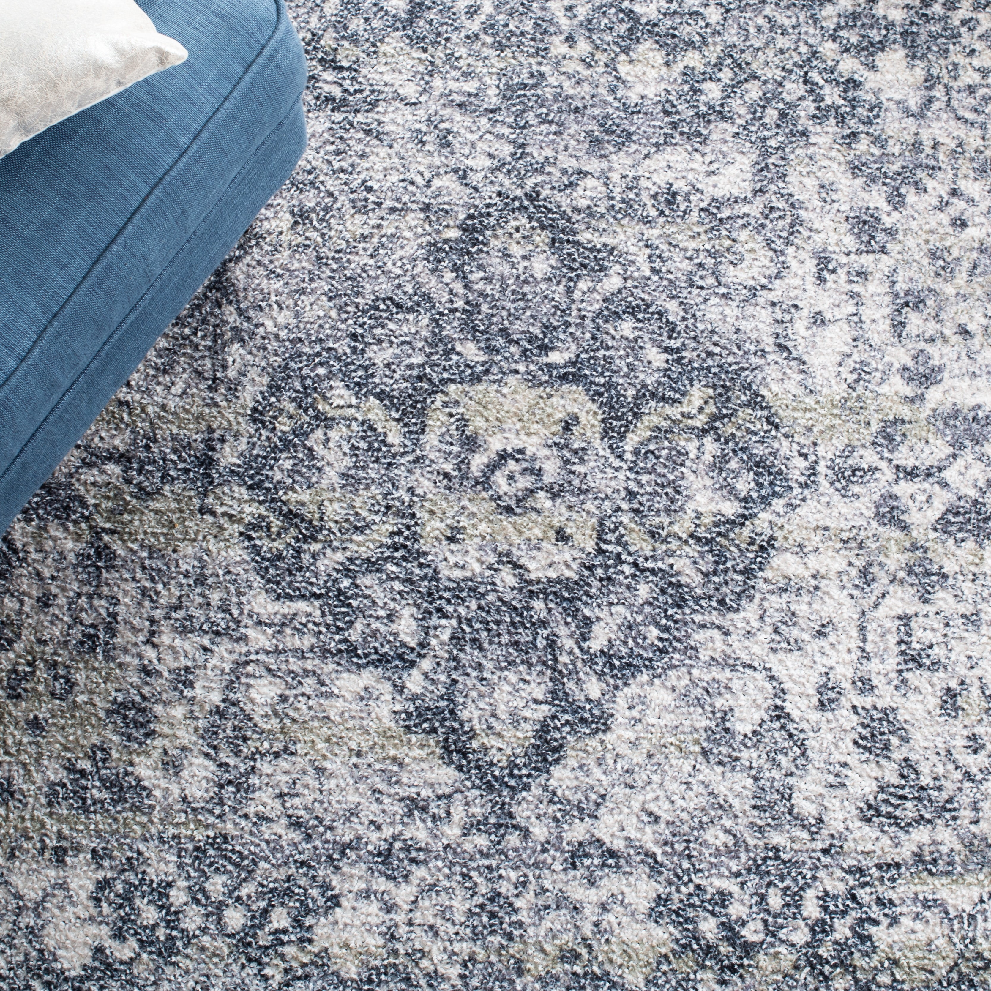 SAFAVIEH Classic Vintage Comhgham Medallion Area Rug, Navy/Sage, 8' x 10'