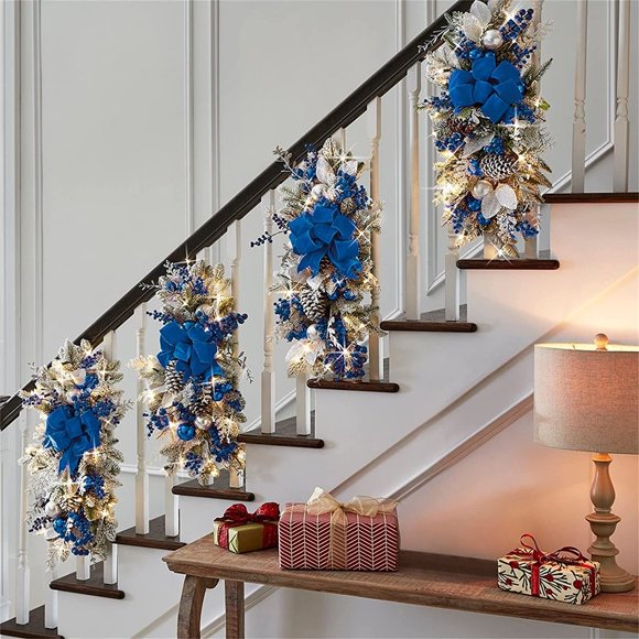 XUYIDAN Guirlande d'Escalier Sans Fil Pré-Éclairée, Guirlande de Noël Artificielle en Forme de Larme, Couronne Murale Faite à la Main avec Baies et Noix de Pin, (Bleu)