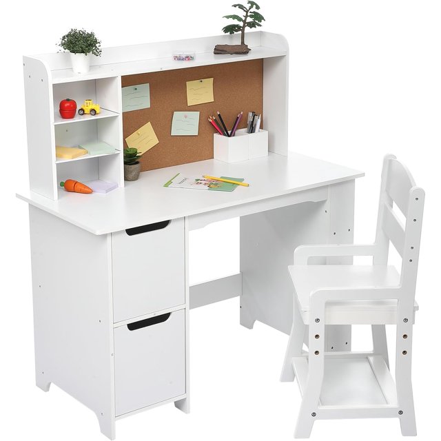 historyli juego de escritorio y silla de estudio para niños, mesa de estudio de madera con estantería, tablón de anuncios y armarios, de 3 a 8 años, color blanco Vista frontal 3/4 de un escritorio infantil blanco (madera MDF) con estantería lateral de tres niveles, repisa superior, tablón de corcho trasero y dos cajones inferiores; incluye silla a juego con respaldo de listones y dos portalápices sobre la mesa. Superficie lacada blanca y bordes redondeados; pensado para organizar útiles y fomentar el estudio y manualidades en niños pequeños.