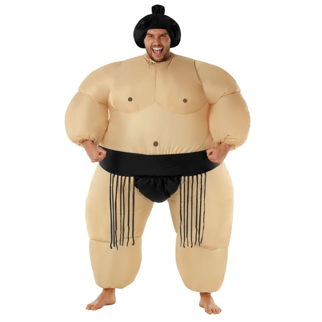 disfraz inflable Morph Sumo Wrestler para hombre, Halloween talla única — vista frontal centrada de un adulto con traje inflable color piel y detalles multicolor; silueta redondeada con músculos exagerados impresos, pezones y ombligo visibles, cinturón negro con borlas y fundillo inflado negro, tocado tipo moño negro; cubre cuerpo completo hasta los tobillos dejando pies descubiertos; se infla con ventilador a pilas (requiere 4 AA). Popular para fiestas de Halloween, despedidas de soltero y disfraces grupales humorísticos.