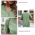 thumbnail image 2 of Blusa verde de manga corta con escote en V, puños enrollados y botones delanteros, corte holgado para un estilo informal, talla M, 2 of 6