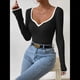 thumbnail image 4 of Camiseta de Larga con Escote Corazón para Mujer, de Punto Acanalado y Ribete en Contraste. Negro L, 4 of 10