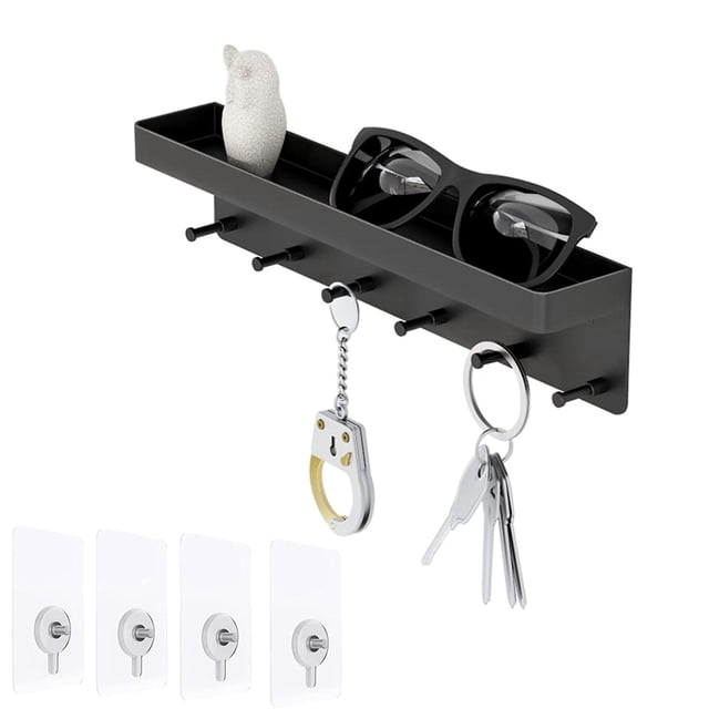 porta llaves multifunción con estante de almacenamiento montado en la pared, sin perforaciones, innovador llavero detrás de la puerta para dormitorio, sala de estar, negro — vista frontal de un organizador de aluminio negro con repisa rectangular y cinco ganchos frontales; la repisa muestra gafas de sol y un adorno pequeño, dos ganchos sostienen llaves; acabado negro texturizado y cuatro almohadillas adhesivas transparentes para montaje sin taladrar; adecuado para ordenar llaves, gafas y accesorios pequeños en puertas, entrada o baño.