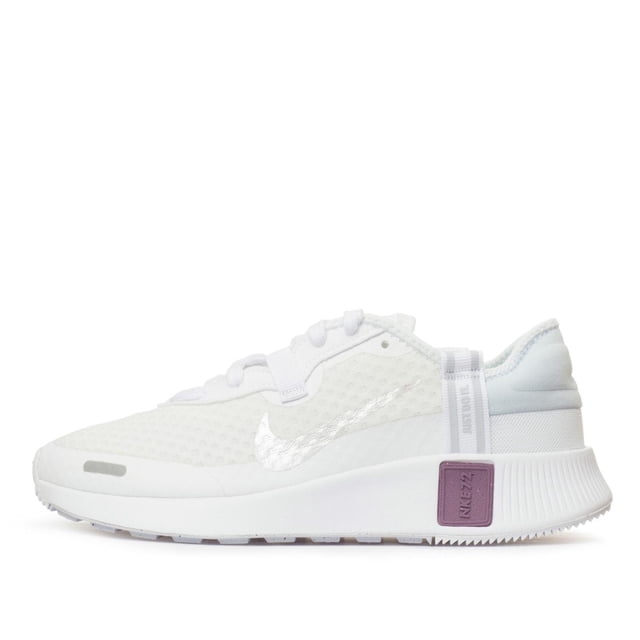 tenis nike reposto - cz5630105 - blanco - mujer blanco 24 nike reposto vista lateral 3/4 derecha de tenis blancos para mujer con parte superior textil tipo malla y Swoosh texturizado, cuello acolchado y forro interior textil, plantilla COMFORT-INSOLE®, entresuela de caucho sintético y detalle rectangular mauve en talón; también adecuados para caminatas urbanas cortas.