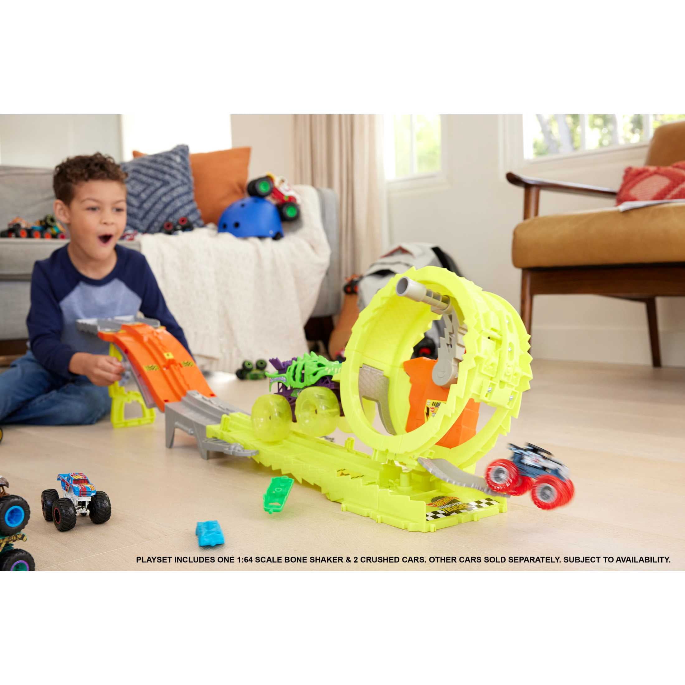 Hot Wheels Monster Trucks Power Smashers Charge & Chase Challenge Track Set with Oversized Skelesaurus, 1:64 Scale Bone Shaker & 2 Crushed Cars