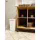 thumbnail image 5 of Bote de basura Rubbermaid pequeño de 34 litros para cocina/baño, color blanco, 5 of 5