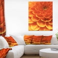 thumbnail image 1 of Pétales de Fleurs Jaunes Abstraits Foncés - Impression sur Toile Florale, 1 of 3