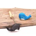 thumbnail image 3 of Decoración del hogar Pequeñas artesanías Colgante de ballena pequeña de madera Talla de madera original Creativo Animal de madera hecho a mano Accesorio de decoración del hogar, 3 of 4