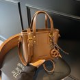 thumbnail image 2 of Bolso de mano estilo retro informal tipo cubo para mujer, nuevo estilo 2025, moderno bolso de hombro, versión coreana, bolso de mujer versátil de alta gama, 2 of 5