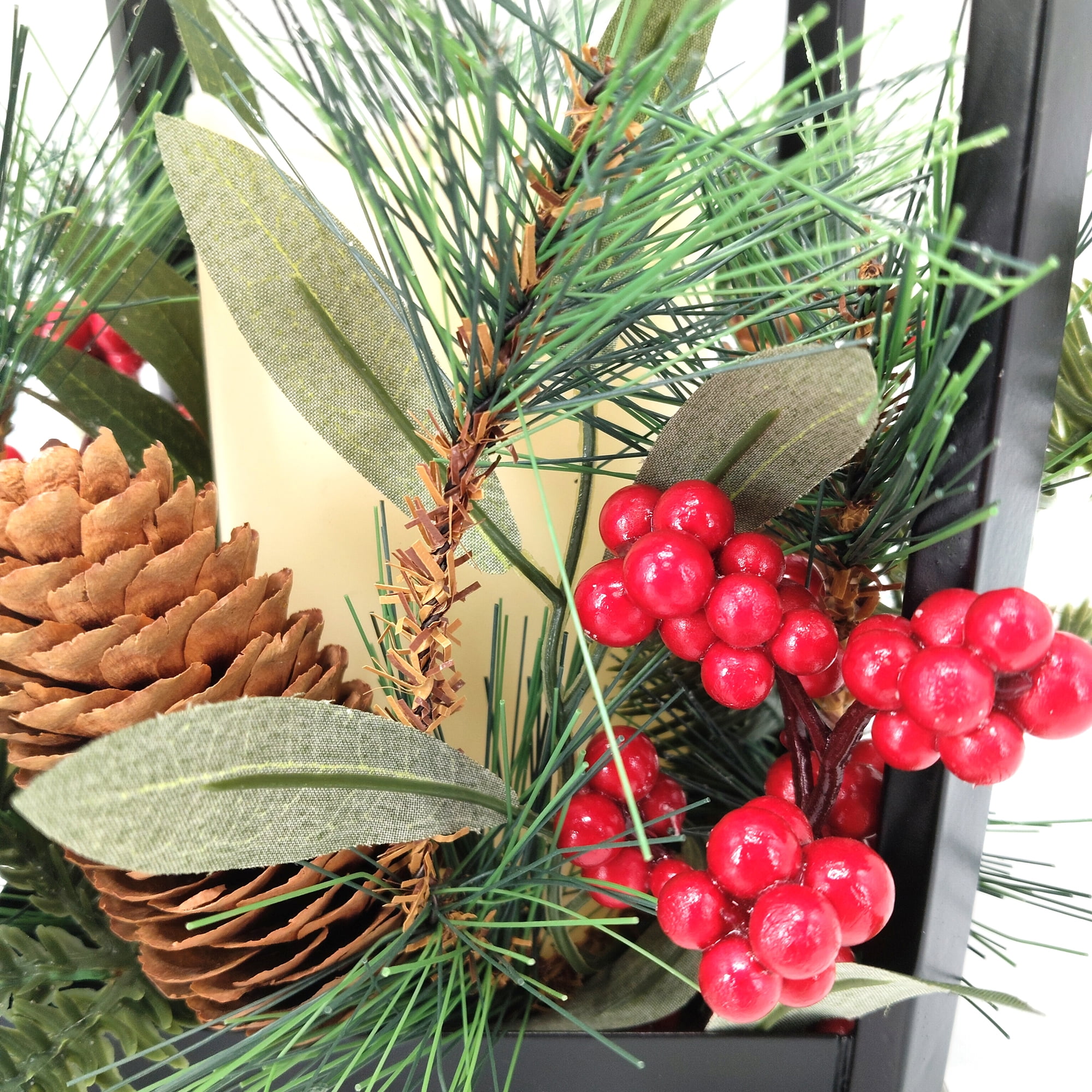 Lanterne noire en métal Holiday Time avec verdure et baies rouges