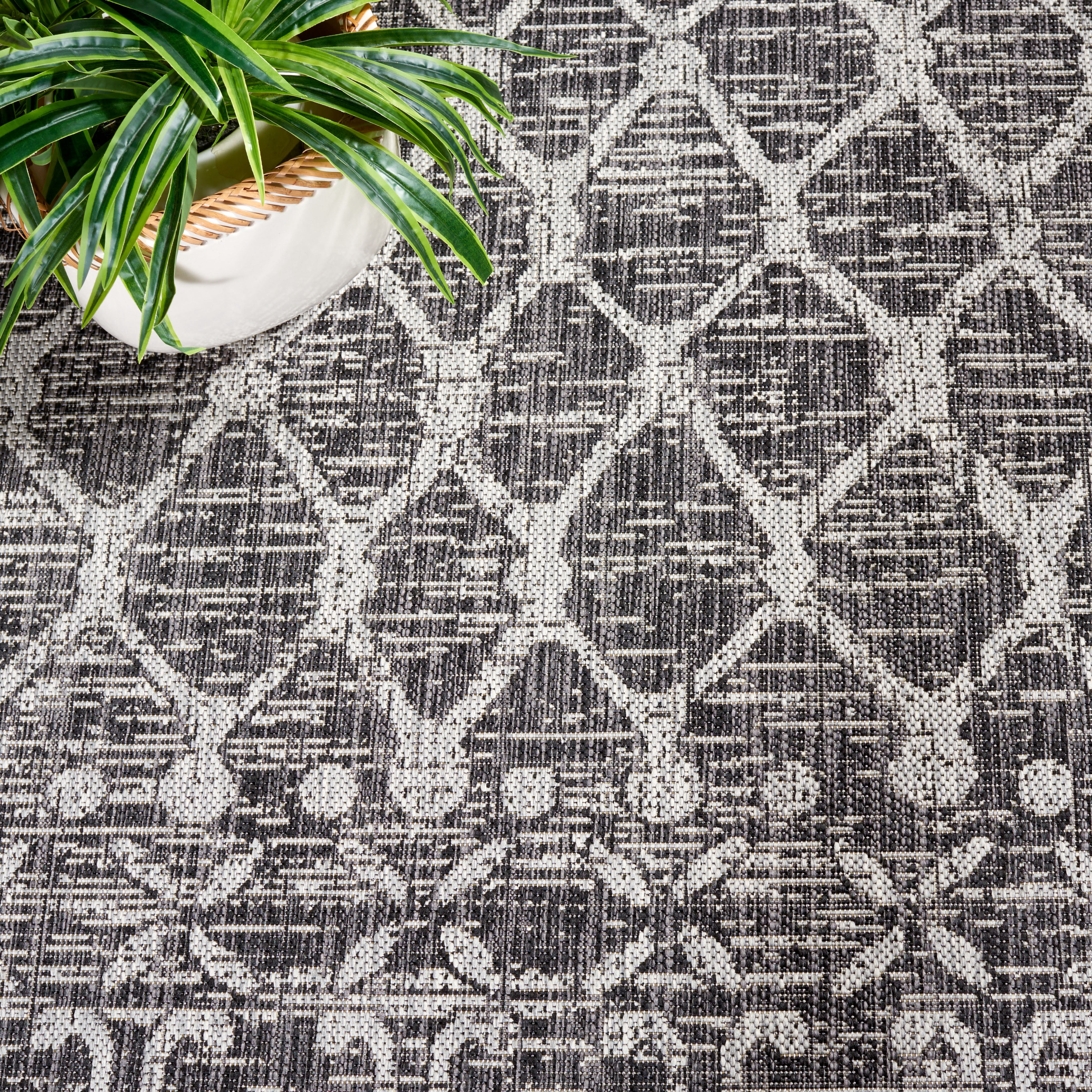 SAFAVIEH Courtyard Anson Geometric Indoor/Outdoor Area Rug, Black/Grey, 8' x 11'