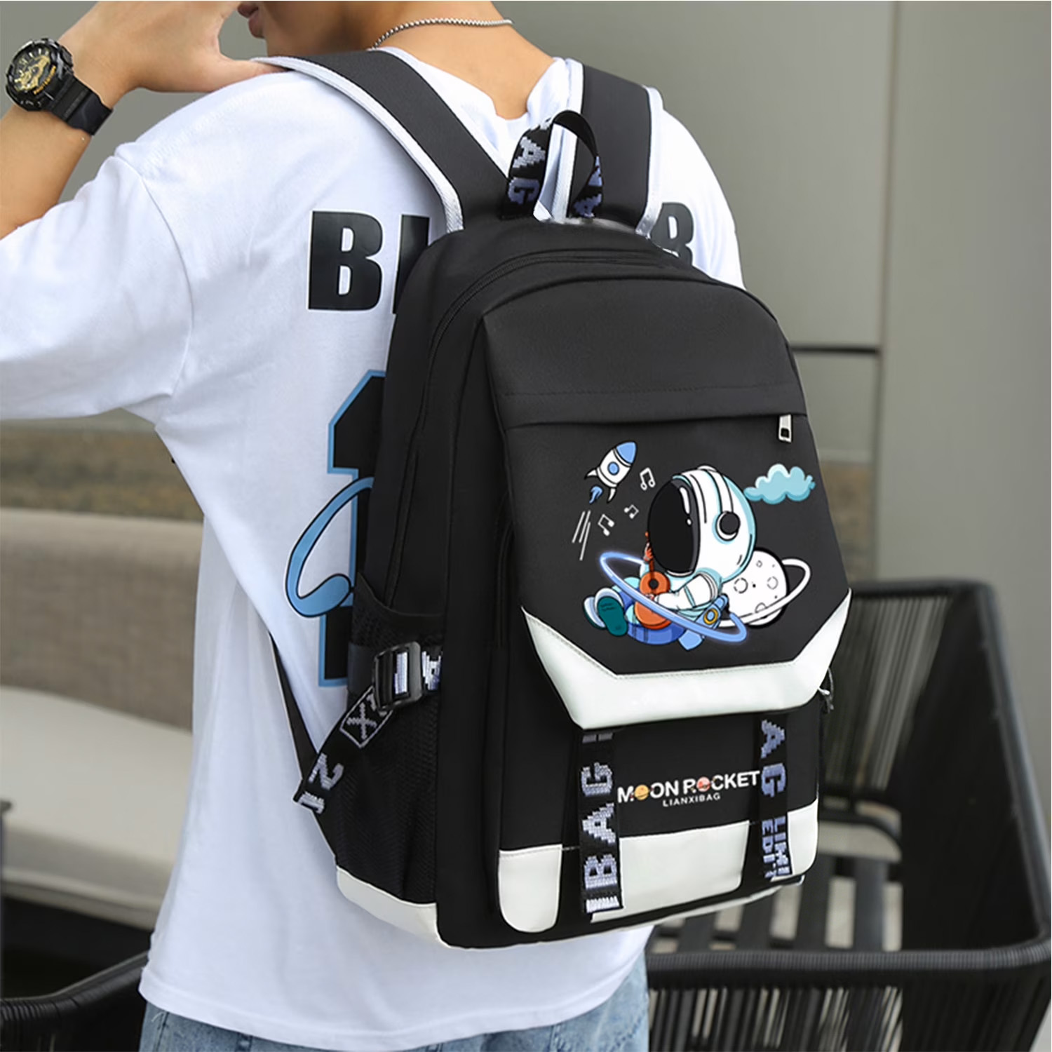 Mochilas escolares para niños, bolso escolar de moda de gran capacidad, impermeable con puerto de carga USB, estampado de astronauta en negro 8
