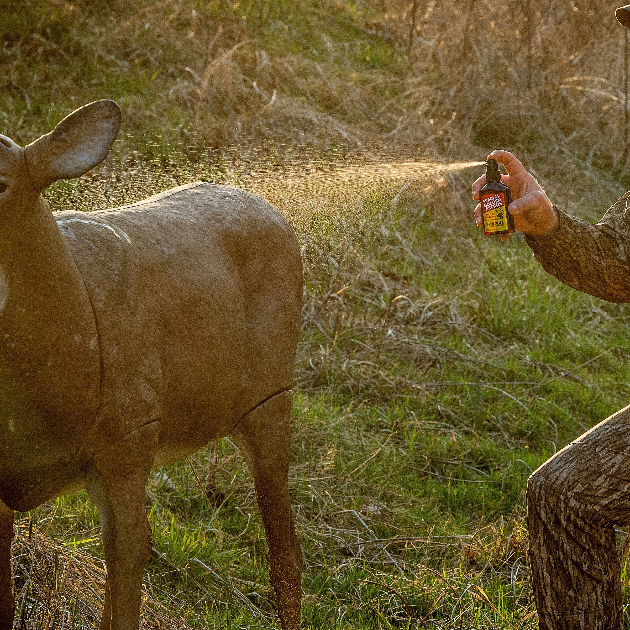 Wildlife Research Center Special Golden Estrus Classic Aber Bottle 4 fl oz Doe Estrous Scent With Sprayer