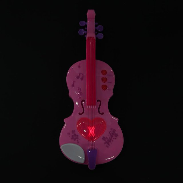 4 cuerdas música violín eléctrico niños instrumentos musicales juguetes educativos likrtyny juguetes de los niños Multicolor, violín de juguete plástico rosa y morado en vista frontal centrada con cuatro cuerdas, clavijas y cordal morados, botones en forma de corazón y notas en relieve, corazón translúcido iluminado en el centro, tamaño compacto ~315 x 120 x 40 mm. Suele usarse en actividades didácticas para coordinación mano-ojo y juego interactivo entre padres e hijos.