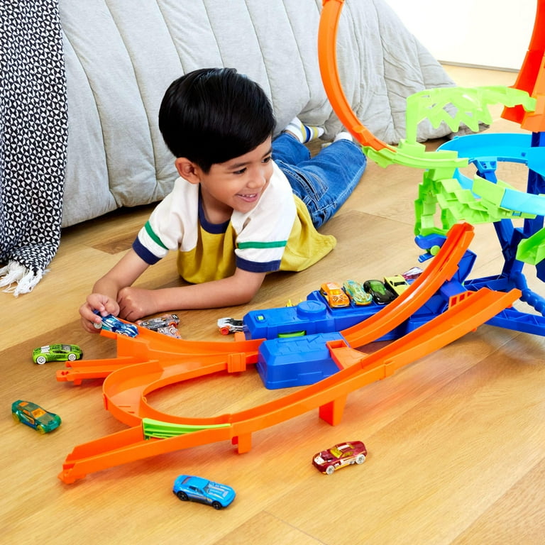 Hot Wheels Stunt Tracks Mid-Air Crash Playset with 1:64 Scale Die