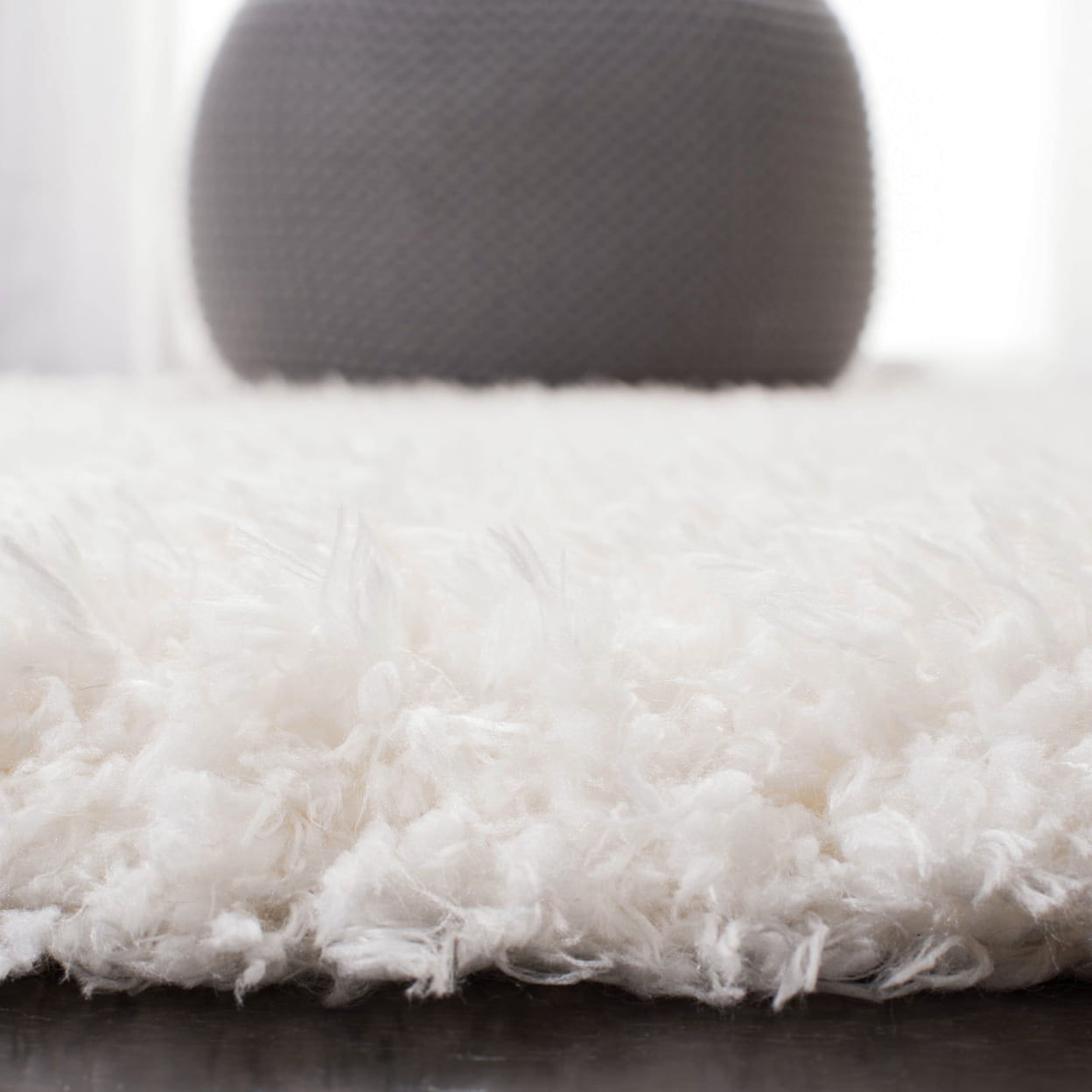 SAFAVIEH Flokati Lavena Solid Polyester Shag Area Rug, Ivory, 5'3" x 7'6"