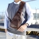 thumbnail image 4 of Bolsa bandolera de cuero para hombres y mujeres - Mochila bandolera con puerto USB para senderismo, acampada y viajes al aire libre - negra, caqui, marrón, 4 of 6