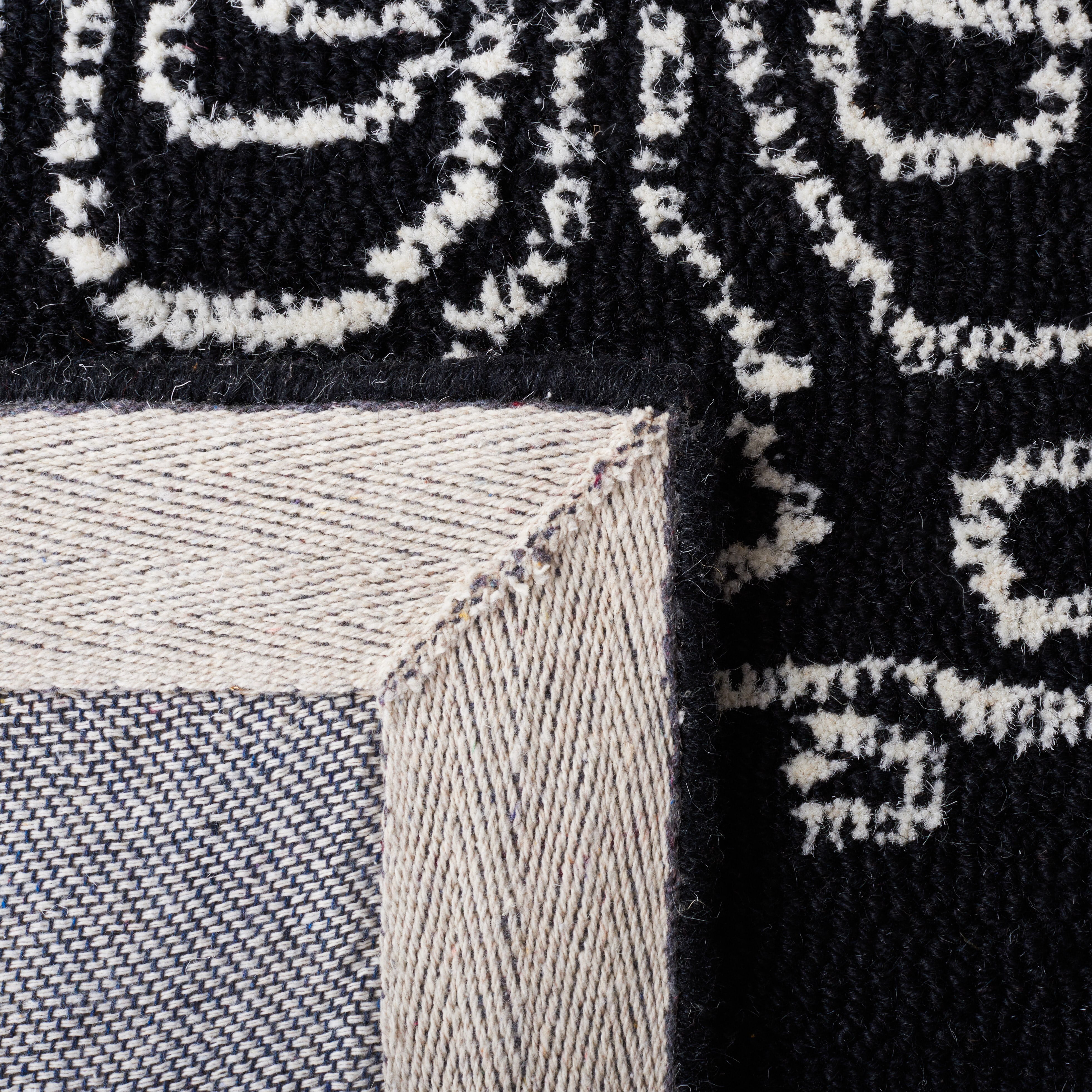 SAFAVIEH Metro Alaois Medallion Area Rug, Black/Ivory, 6' x 6' Square