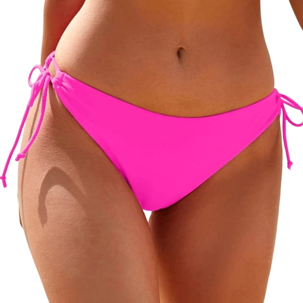 Traje de baño de mujer tipo bikini con pantalones cortos.
