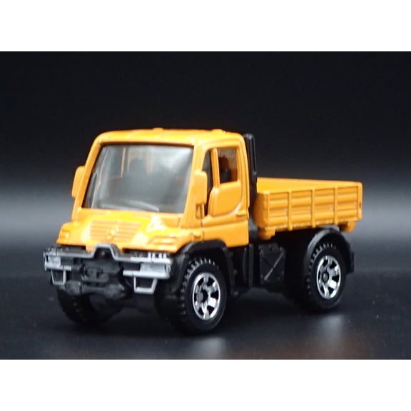 Open Box MERCEDES-BENZ UNIMOG U300 UTILITY TRUCK 1:64 SCALE DIORAMA DIECAST MODEL CAR