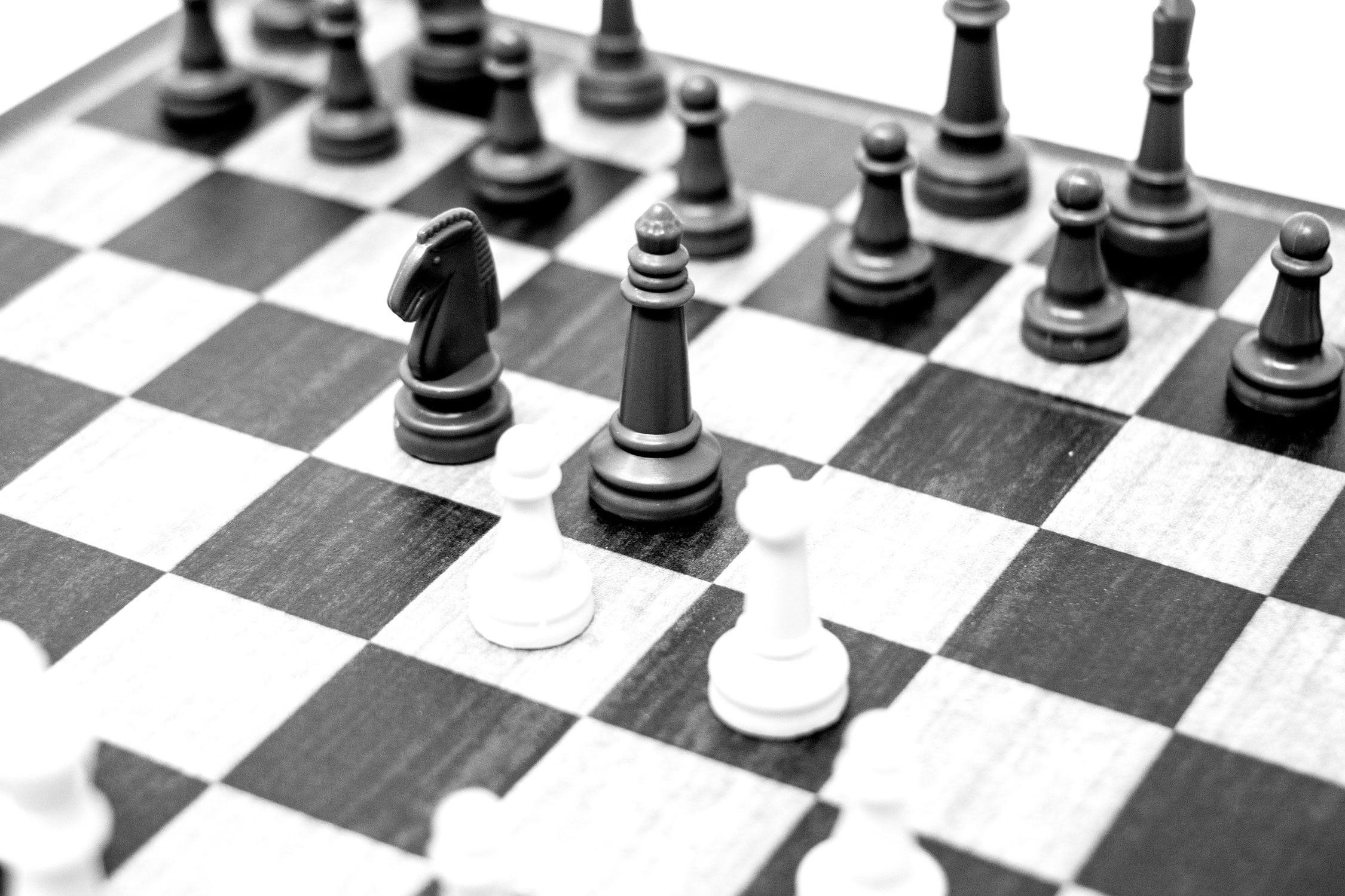 Desktop Chess Sets  – Wooden Chess Set with Real Wooden Checkerboard, Suitable for Family Game Night, Fast & Easy Setup, Chess Board Set for Home or Office, 9.25 × 9.25 × 2.25 Inches