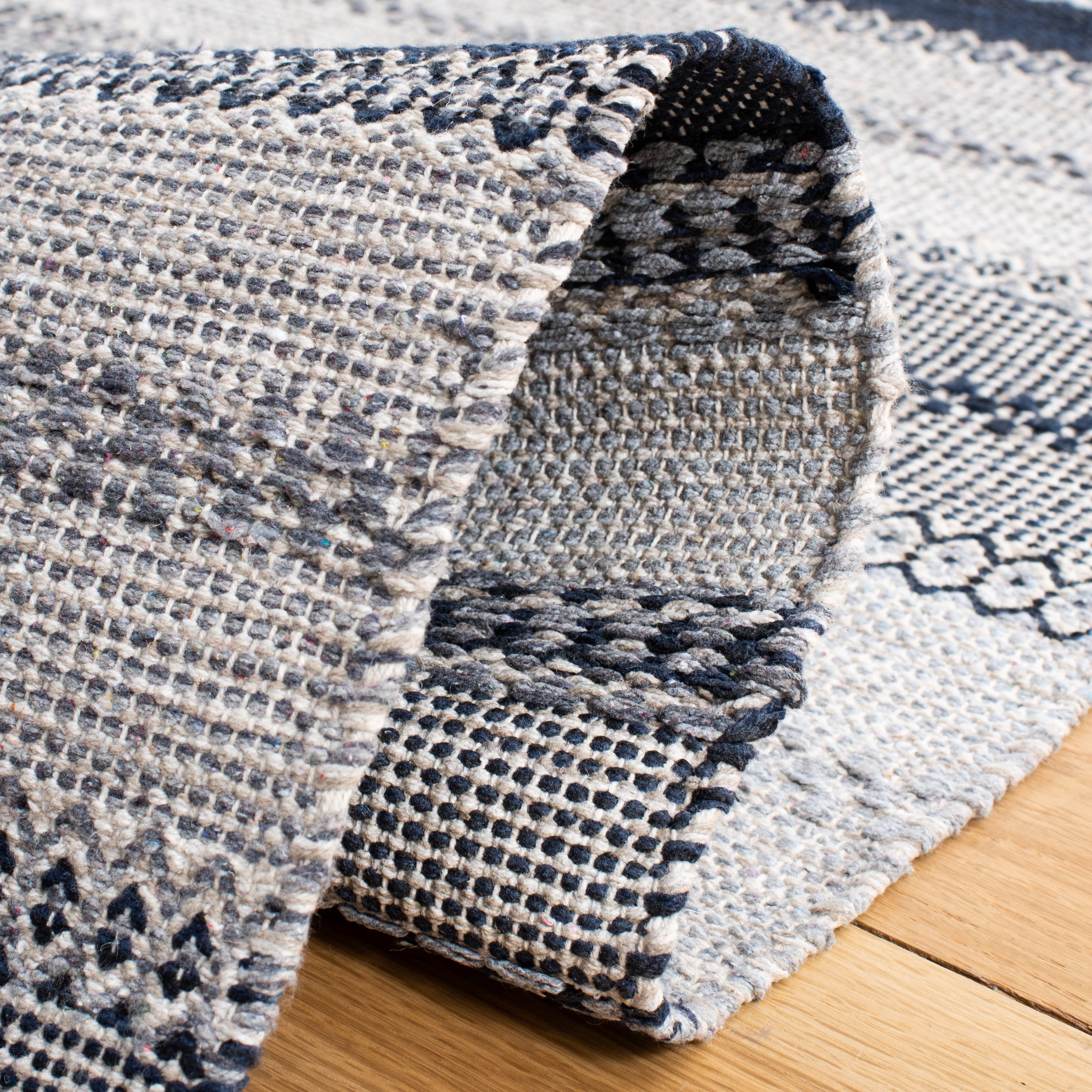 SAFAVIEH Montauk Albine Striped Cotton Area Rug, Grey/Black, 6' x 6' Square