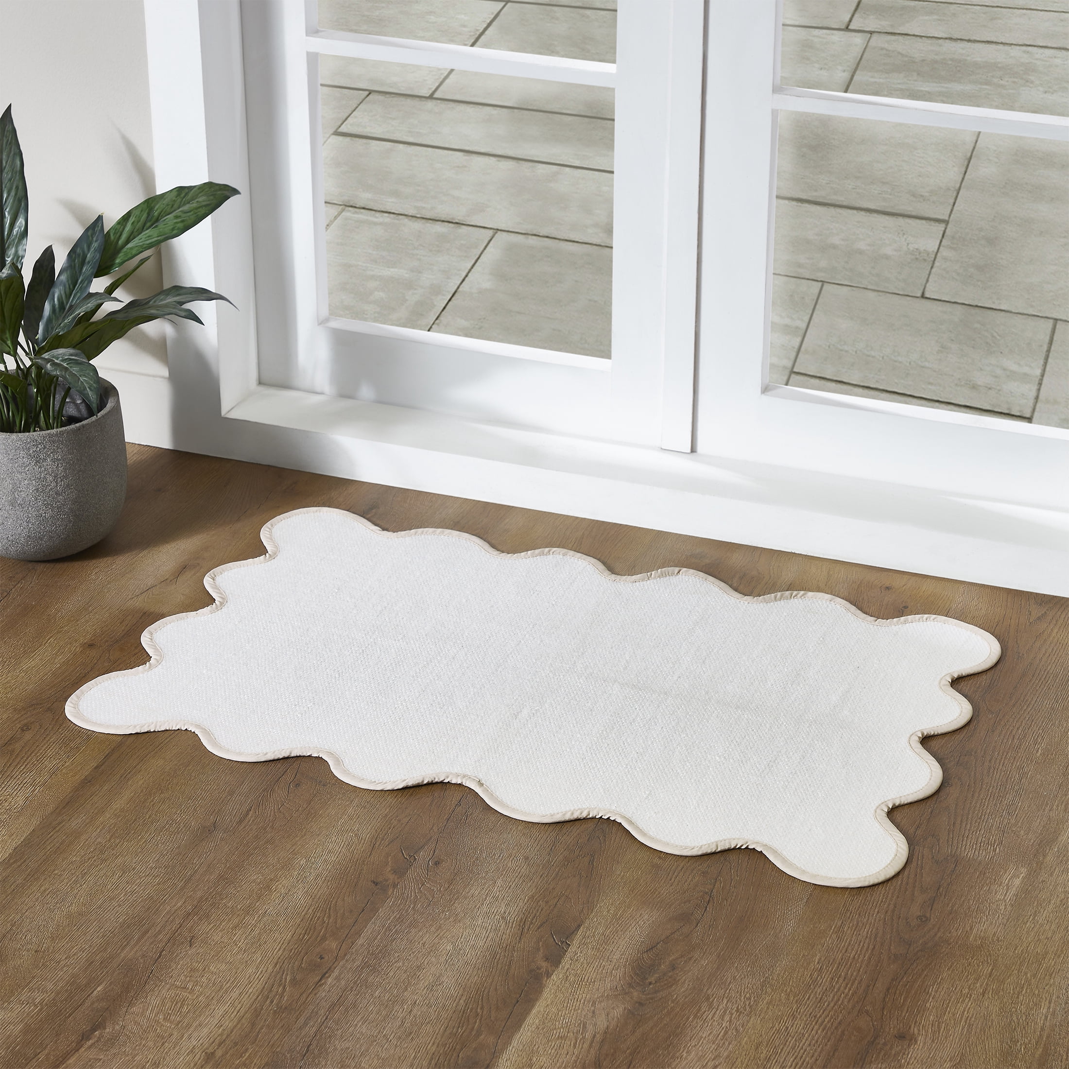 My Texas House White Scallop Indoor/Outdoor Layering Rug, 24" x 38"