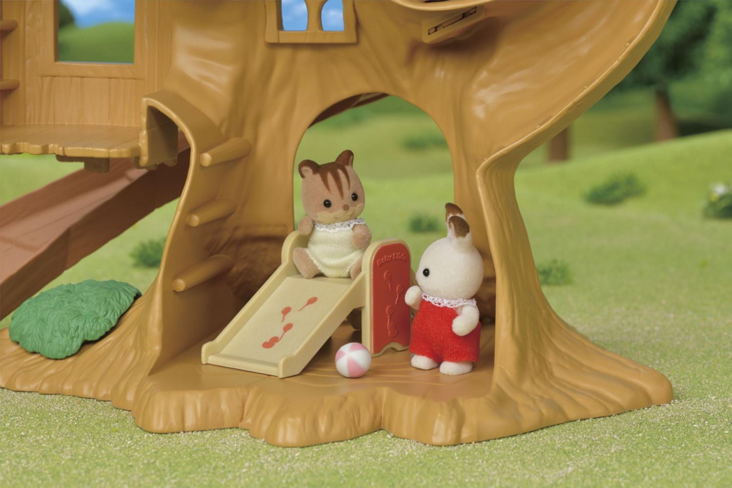 Calico Critters Adventure Treehouse Gift Set - Camping Edition, Dollhouse Playset with Figure and Accessories