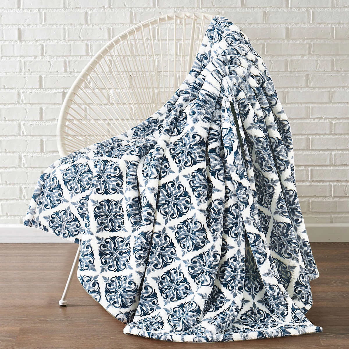 Monte & Jardin Ultra Plush Throw (60 x 70 in ) Blue