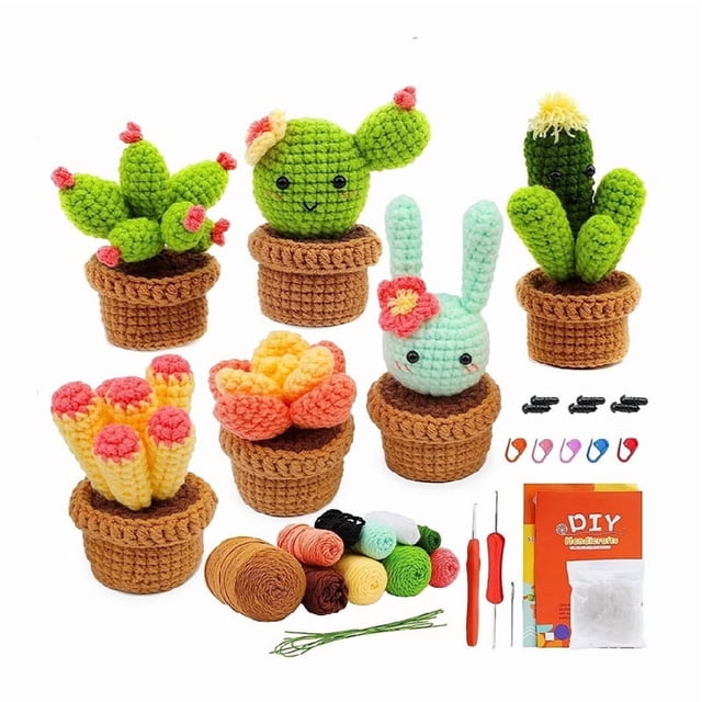 kit de crochet para principiantes, kit de flores en maceta de crochet, kit completo de crochet para principiantes adultos con instrucciones paso a paso. Vista frontal centrada de maceteros tejidos a crochet en colores mixtos: cactus y flores (cactus redondeado con carita y flor, cactus alto con puntas amarillas, conejito en maceta y suculentas floridas). En primer plano ovillos de hilo, ganchos de crochet, aguja de ojo grande, marcador de punto, relleno y folleto de instrucciones sobre fondo blanco; elementos duplicados indican paquete de 2 kits. También adecuado para crear llaveros o colgantes decorativos.