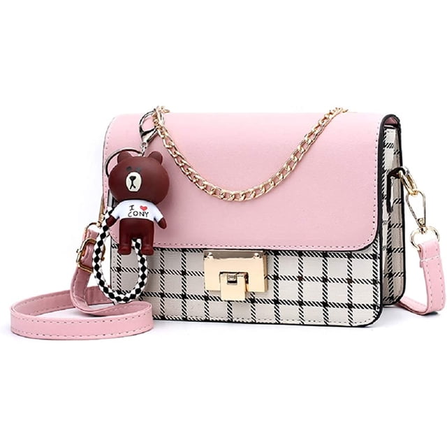 bolso bandolera bandolera para mujer bolsos pequeños de piel bolsos de moda bolso bandolera de piel sintética rosa con solapa y cuerpo a cuadros blancos y negros, herrajes dorados, cadena decorativa y llavero con oso; correa larga desmontable y asa corta visible, vista frontal sobre fondo neutro. Suele usarse como bandolera, bolso de mano o cartera pequeña para teléfono, llaves y tarjetas.