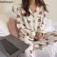 thumbnail image 2 of Conjunto de pijama con estampado para mujer, Tops de botonadura única, pantalones de longitud completa, ropa de dormir para adolescentes, moda de otoño, holgada para el hogar, 2 of 4