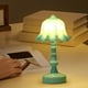 thumbnail image 4 of Mini luz nocturna LED | Diseño de jacinto y líneas finas | Lámpara de mesa a pilas para dormitorio, escritorio y habitación infantil | Luz decorativa de brillo suave, 4 of 5