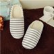 thumbnail image 1 of Pantuflas de interior silenciosas con suelo de madera a rayas y fondo suave de vellón para el hogar Pantuflas de algodón con suelo de madera para el hogar, 1 of 6